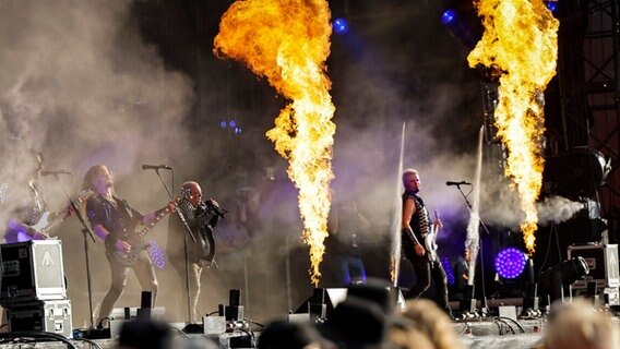 Die Band Dirkschneider steht auf der Bühne während eines Auftritts beim Wacken Open Air (WOA). © picture alliance/dpa | Frank Molter Foto: Frank Molter