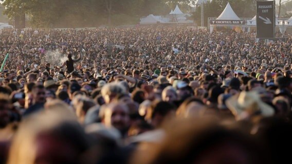 Metal-Fans feiern den Auftritt der dänischen Band «Mercyful Fate» auf dem WOA - Wacken Open Air. © picture alliance/dpa | Frank Molter Foto: Frank Molter