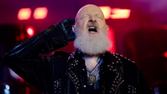 Robert Halford singt während eines Auftritts der britischen Band «Judas Priest» beim WOA - Wacken Open Air. © picture alliance/dpa | Frank Molter Foto: Frank Molter