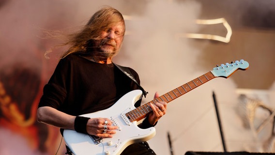Gitarrist Mike Wead spielt während eines Auftritts der dänischen Band «Mercyful Fate» beim WOA - Wacken Open Air. © picture alliance/dpa | Frank Molter Foto: Frank Molter