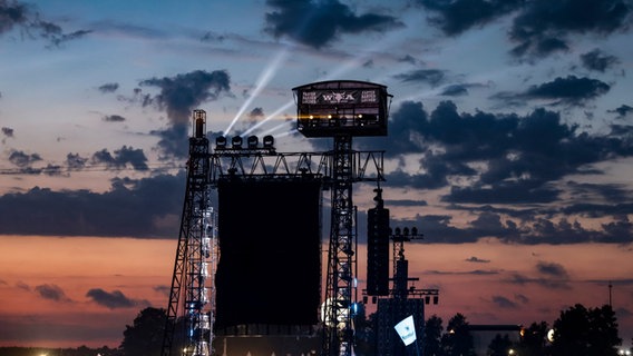 Die Sonne geht unter während des Auftritts der britischen Band «Judas Priest» beim WOA © picture alliance/dpa | Frank Molter Foto: Frank Molter