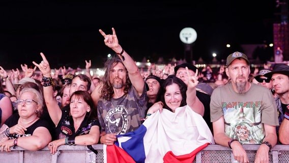 Metal-Fans feiern den Auftritt der britischen Band «Judas Priest» beim WOA © picture alliance/dpa | Frank Molter Foto: Frank Molter