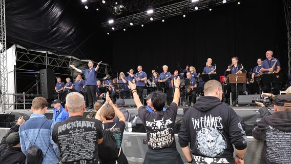 Die Metalfans bei den Wacken Firefighters © dpa Foto: Christian Charisius