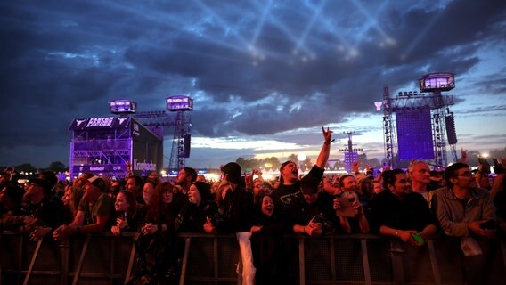 Metal-Fans feiern während eines Konzerts von Metal-Queen Doro Pesch beim Wacken Open-Air © dpa Foto: Christian Charisius