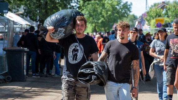 Die ersten Wacken Fans reisen ab © NDR Foto: Lena Storm