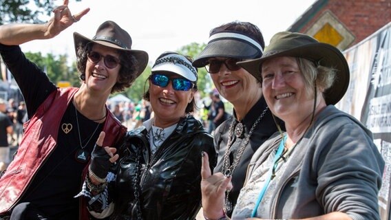 Eine Gruppe von Frauen auf dem Weg zum Konzert © NDR Foto: Lena Storm