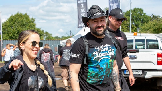 Wacken Fans gehen müde vom Festivalgelände © NDR Foto: Lena Storm