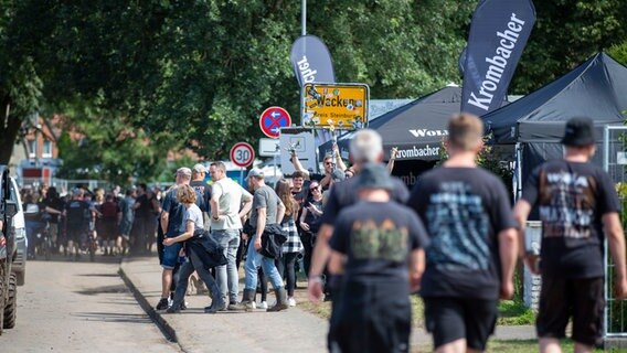Wacken Fans gehen durchs Dorf © NDR Foto: Lena Storm