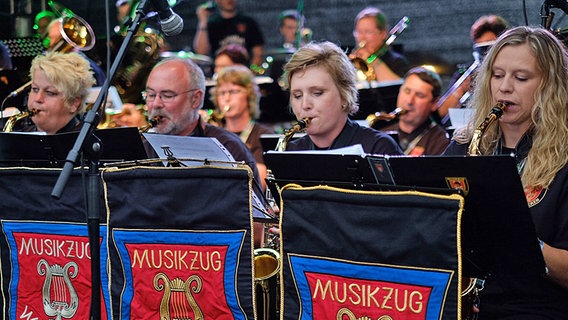 Die Band der freiwilligen Feuerwehr Wacken spielt bei der inoffiziellen Eröffnung des Wacken-Festivals 2016. © dpa/bildfunk Foto: Axel Heimken