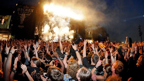 Fans jubeln einer Pyro-Show auf dem Wacken Open Air zu © Marco Maas Foto: Marco Maas