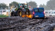 Ein Traktor zieht ein Auto aus dem Schlamm. © Daniel Bockwoldt/dpa/Daniel Bockwoldt +++ dpa-Bildfunk +++ Foto: Daniel Bockwoldt/dpa