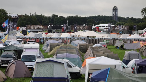 Viele Zelte auf dem Festivalgelände des Wacken Open Air. © Daniel Bockwoldt/dpa-Bildfunk Foto: Daniel Bockwoldt/dpa-Bildfunk