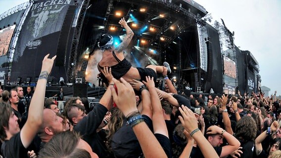 Metallerin beim Crowd-Surfing vor der Bühne © NDR / fotografirma Foto: Marco Maas