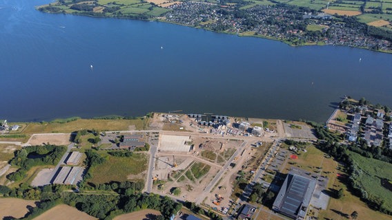 Luftbild des neu entstehenden Stadtteils "Auf der Freiheit" in Schleswig, in dem auch die Fläche der Erdkollektoren zu sehen ist. Luftbild des neu entstehenden Stadtteils "Auf der Freiheit" in Schleswig, in dem auch die Fläche der Erdkollektoren zu sehen ist. © Stadtwerke SH