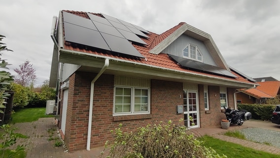 The exterior view of a family home with a photovoltaic system on the roof.  © Peer-Axel Kroeske Photo: Peer-Axel Kroeske