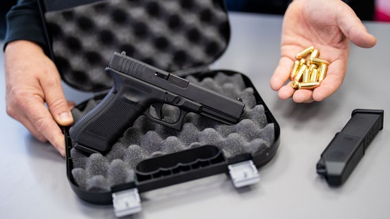Eine Schusswaffe mit Munition. © Picture Alliance Foto: Georg Hochmuth