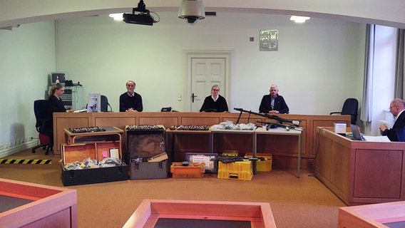 Prozessteilnehmende im Prozess gegen Waffensammler im Landgericht Flensburg © NDR Foto: Peer-Axel Kroeske
