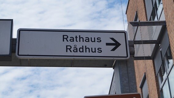 Ein Straßenschild mit der Aufschrift "Rathaus Rathus" weist den Weg. © NDR Foto: Jörg Jacobsen