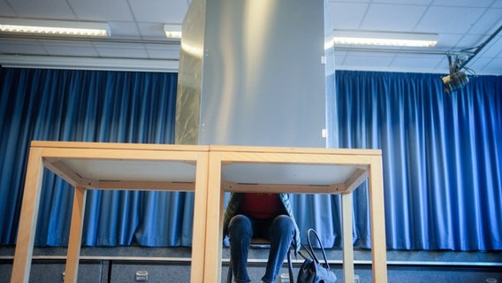 Eine Wählerin sitzt in der Wahlkabine für die Bundestagswahl und die Wahl des Abgeordnetenhauses. © picture alliance/dpa | Kay Nietfeld Foto: Kay Nietfeld