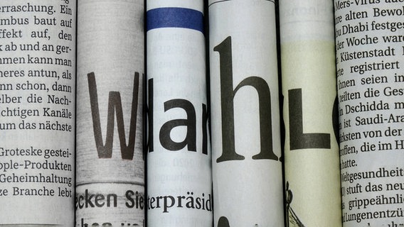 Das Wort "Wahl" wird aus verschiedenen Schlagzeilen verschiedener Zeitungen gebildet. © IMAGO / Steinach 