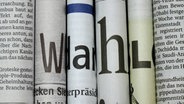 Das Wort "Wahl" wird aus verschiedenen Schlagzeilen verschiedener Zeitungen gebildet. © IMAGO / Steinach 