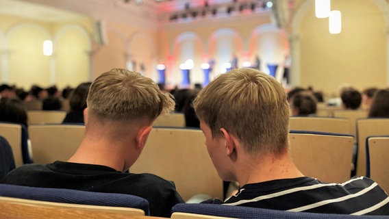 Zwei Jugendliche unterhalten sich in der Wahlarena in Lübeck. © NDR Foto: Margarita Ilieva
