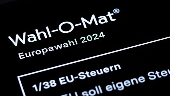 Der Wahl-O-Mat zur Europawahl 2024 von der Bundeszentrale für politische Bildung ist auf einem Display zu sehen. © picture alliance Foto: Silas Stein