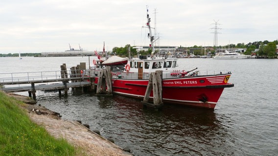 Das Lübecker Feuerwehrboot "Emil Peters" liegt am Steg. © Daniel Friederichs Foto: Daniel Friederichs