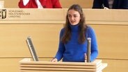 Nelly Waldeck (B90/Grüne) hält eine Rede im Landtag © NDR Screenshot 