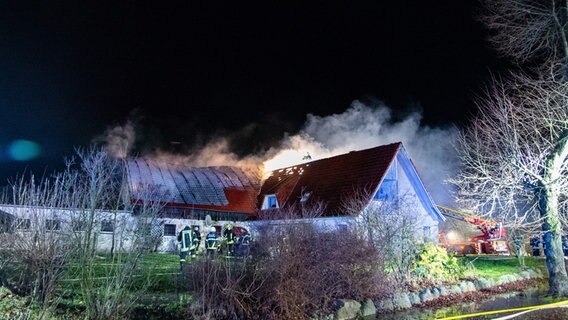 Ein Gebäude in der Gemeinde Wangels steht in Flammen. Rechts neben dem Haus steht ein Feuerwehrauto. © Arne Jappe Foto: Arne Jappe, Digitalfotografie Nyfeler