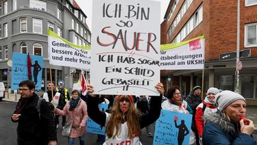 Streikende Mitarbeiter des Universitätsklinikums UKSH ziehen vom Gewerkschaftshaus zum Klinikum. © dpa-Bildfunk Foto: Carsten Rehder