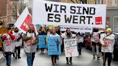 Streikende Mitarbeiter des Universitätsklinikums UKSH ziehen vom Gewerkschaftshaus zum Klinikum. © dpa-Bildfunk Foto: Carsten Rehder