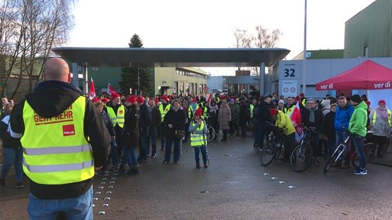 Teilnehmende des ver.di Warnstreiks in Kiel © NDR Foto: Moritz Mayer