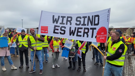 Teilnehmende mit Banner bei ver.di Warnstreik in Flensburg © NDR Foto: Frank Goldenstein