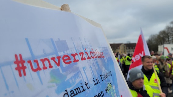 Banner mit Aufschrift unverzichtbar bei ver.di Warnstreik in Flensburg © NDR Foto: Frank Goldenstein