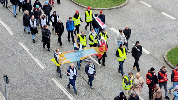 Demonstrierende ziehen im Zuge des ver.di Warnstreiks durch Kiel © NDR Foto: Kai Peuckert