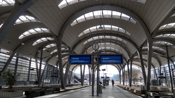 Eine Person steht am leeren Bahsteig im leeren Hauptbahnhof in Kiel. © NDR 