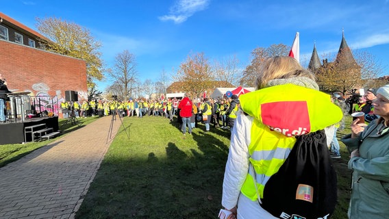 Menschen versammeln sich in Lübeck zu einem ver.di Warnstreik vorm UKSH. © NDR Foto: Balthasar Hümbs