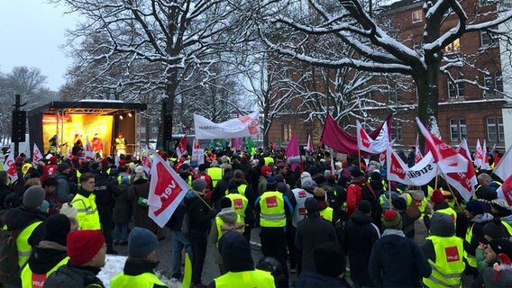 Tausende demonstrieren in Kiel für den öffentlichen Dienst. Tausende demonstrieren in Kiel für den öffentlichen Dienst. © NDR Foto: Julia Jänisch