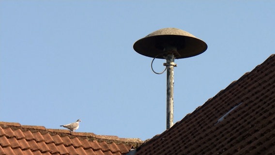 Ein Lautsprecher auf einem Dach, der das Warnsignal verkündet. © NDR Foto: NDR