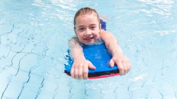 Ein Mädchen lernt mit einer Schwimmhilfe schwimmen. © picture alliance | dpa Themendienst Foto: Benjamin Nolte