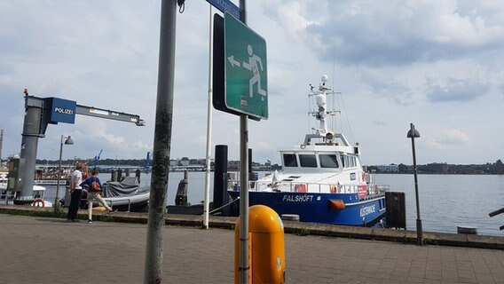 Das Boot "Falshöft" der Wasserschutzpolizei liegt an einem Anleger an der Kieler Förde. © Cassandra Arden Foto: Cassandra Arden