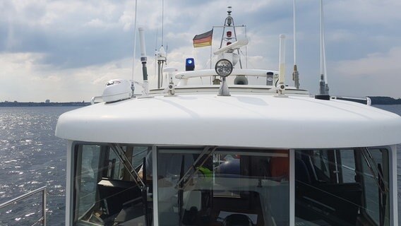 Ein Blaulicht auf dem Dacht eines Einsatzbootes der Wasserschutzpolizei. Ein Blaulicht auf dem Dacht eines Einsatzbootes der Wasserschutzpolizei. © Cassandra Arden Foto: Cassandra Arden