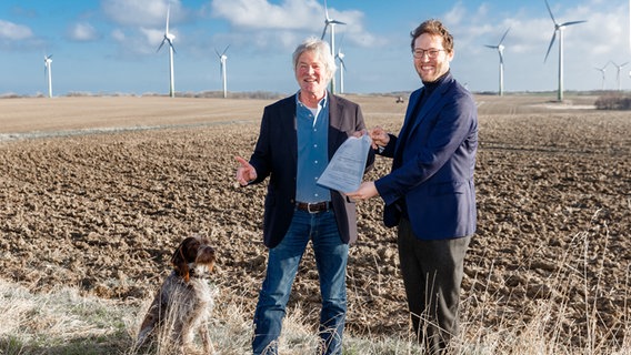Jan Philipp Albrecht (Grüne, r), Energiewendeminister in SH, und Volker Friederichsen, Geschäftsfüher der Windpark Kremsdorf GmbH.  Foto: Markus Scholz