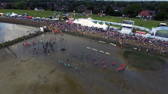 Ein Bild aus der Luft zeigt das Gelände der Wattolümpiade in Brunsbüttel © NDR Foto: Karsten Schröder