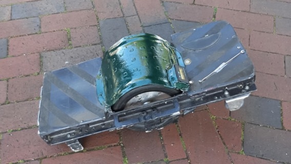 Ein selbstgebautes Waveboard, das von der Polizei sichergestellt wurde. © Bundespolizei 