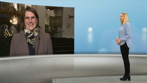 NDR Moderatorin Alexandra Bauer (rechts) im Gespräch mit Pastorin Margrit Wegner. © NDR 