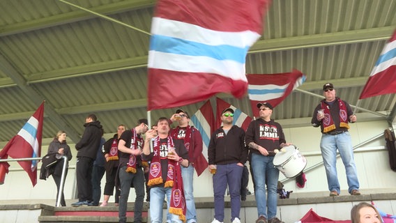 Fans von Weiche Flensburg mit Schals und Fahnen auf der Tribühne © NDR 