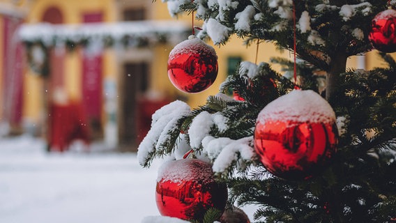 Weihnachtlich dekorierter Tannenbaum. © IMAGO / Eibner Europa 