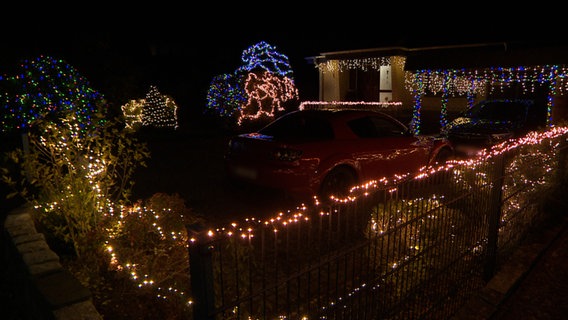 Ein Anwesen ist mit aufwendiger Weihnachtsbeleuchtung ausgeschmückt. © NDR 